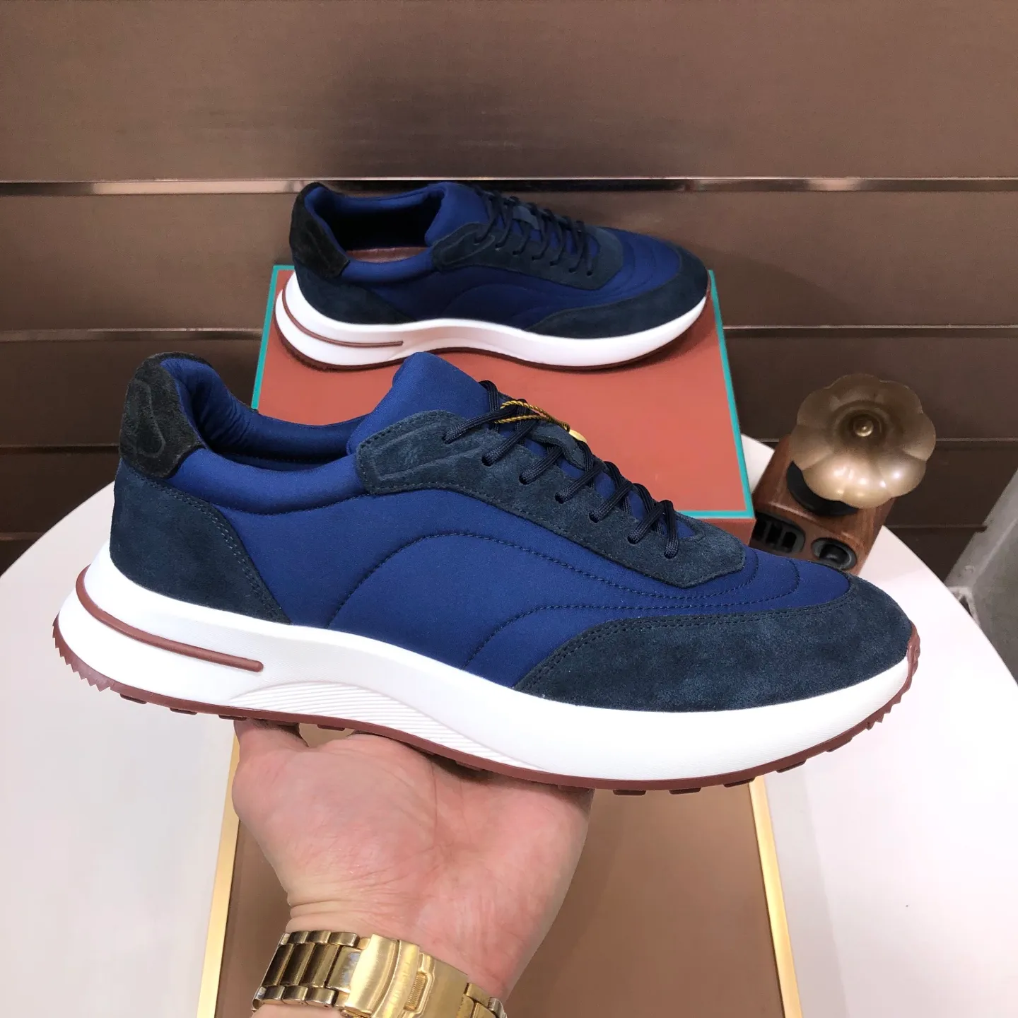 Men's shoes 💰600💰[𝐥𝐨𝐫𝐨 𝐏𝐢𝐚𝐧𝐚] lp classic loafers, an Italian treasure brand, the only brand that can match Hermès! Only after wearing it do we realize that we cannot let down our feet. The upper is imported cashmere, the lining of water-dyed cowhide ➕ the cowhide feet, the official original glass rubber outsole, and the pendant. Exclusive original packaging (tag ➕ brand paper ➕ outer box ➕ hand bag) code number: 38-45